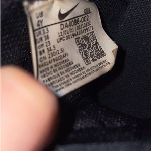 Black and white kids nike blazers mid 77 size 4